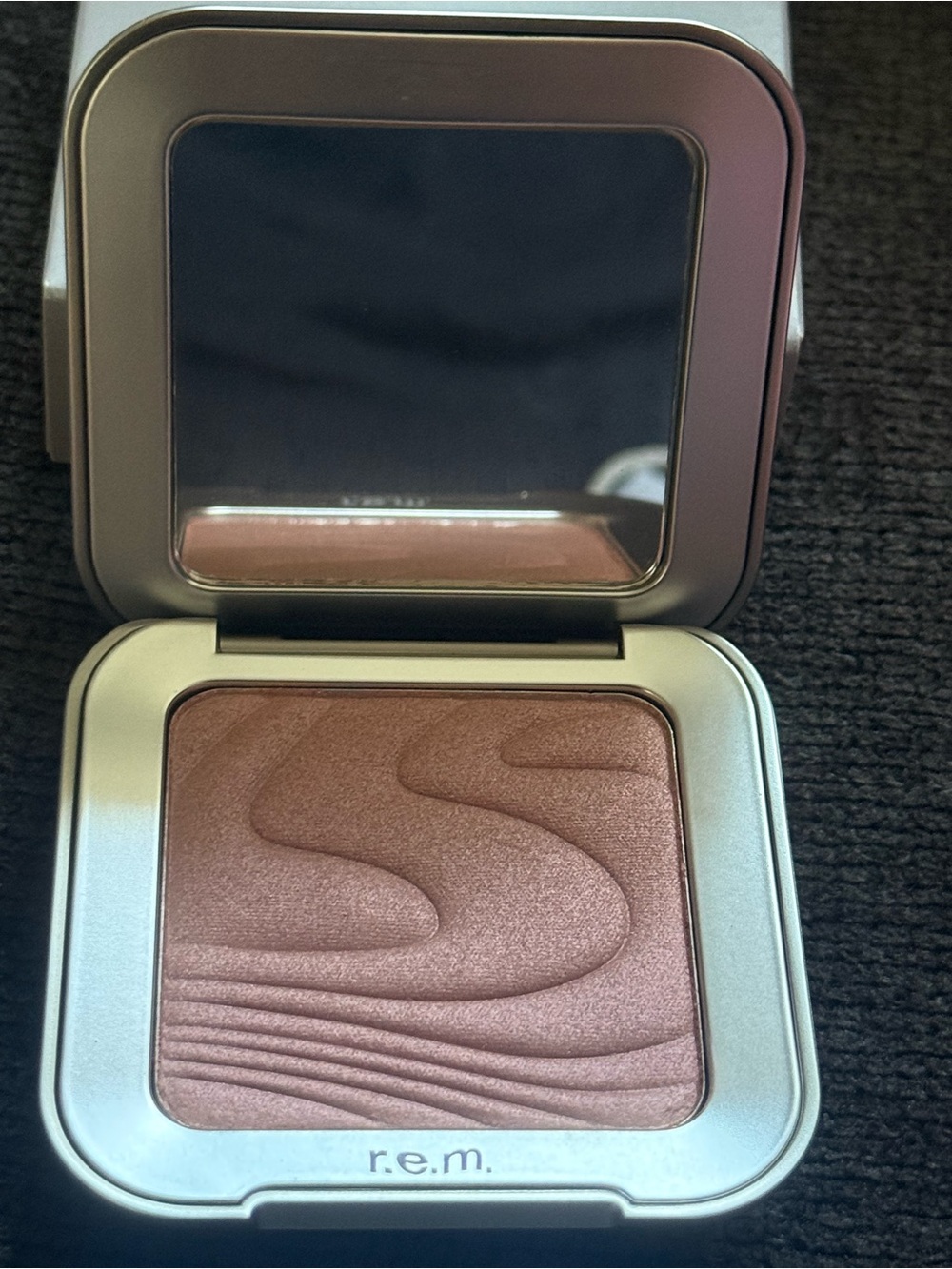R.e.m. Beauty highlighter Compact with Mirror